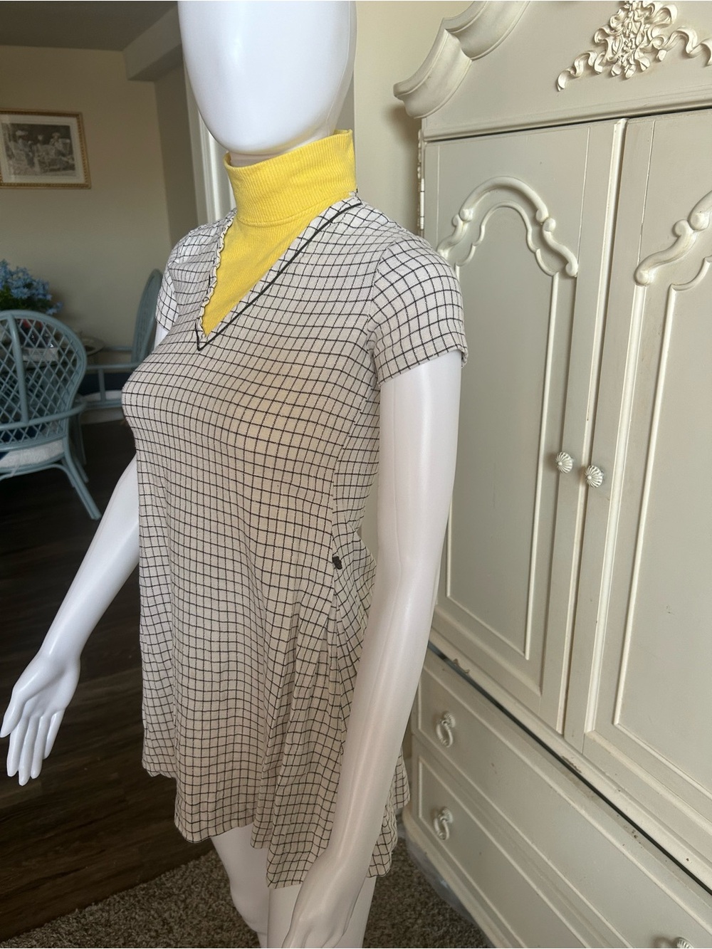 1970s White Grid V-Neck Short Sleeve Dress - Picture 3 of 4